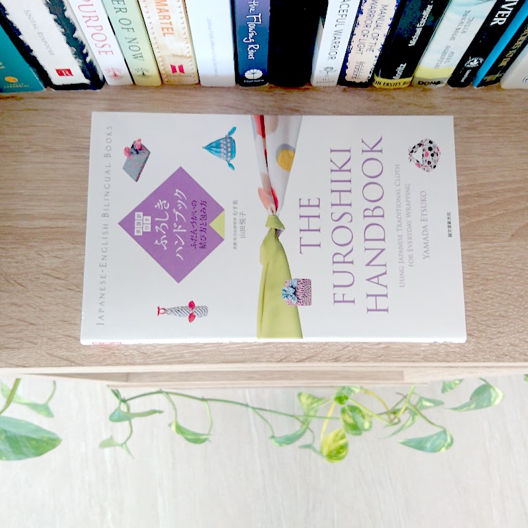 The Furoshiki Handbook (Japanese-English Bilingual)